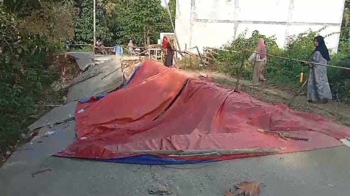 Jalan Longsor di Desa Gunung Eleh Sampang Kian Parah, Warga Sekitar Mengungsi