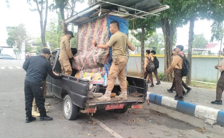 Langgar Ketentuan, 4 Gerobak PKL Alun-alun Trunojoyo Diangkut Satpol PP