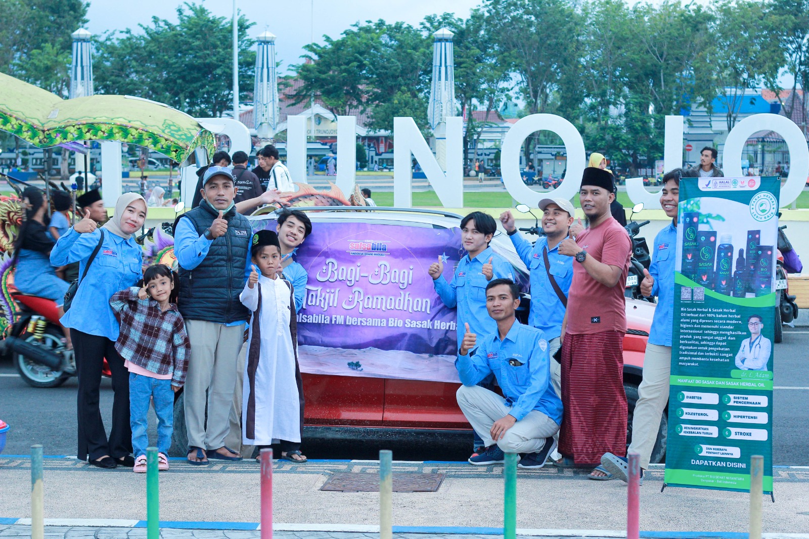 Bio Sasak Herbal dan Salsabila FM Bagikan Takjil Gratis ke Warga Sampang