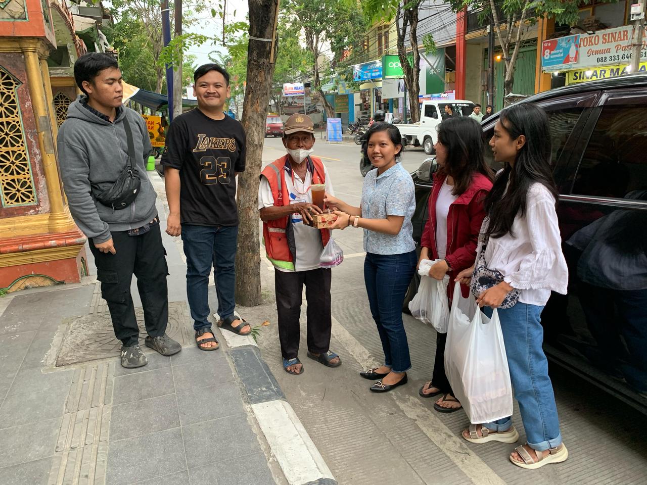 Perkuat Persaudaraan dan Toleransi, GDPI Sampang Bagikan Takjil ke Masyarakat Muslim