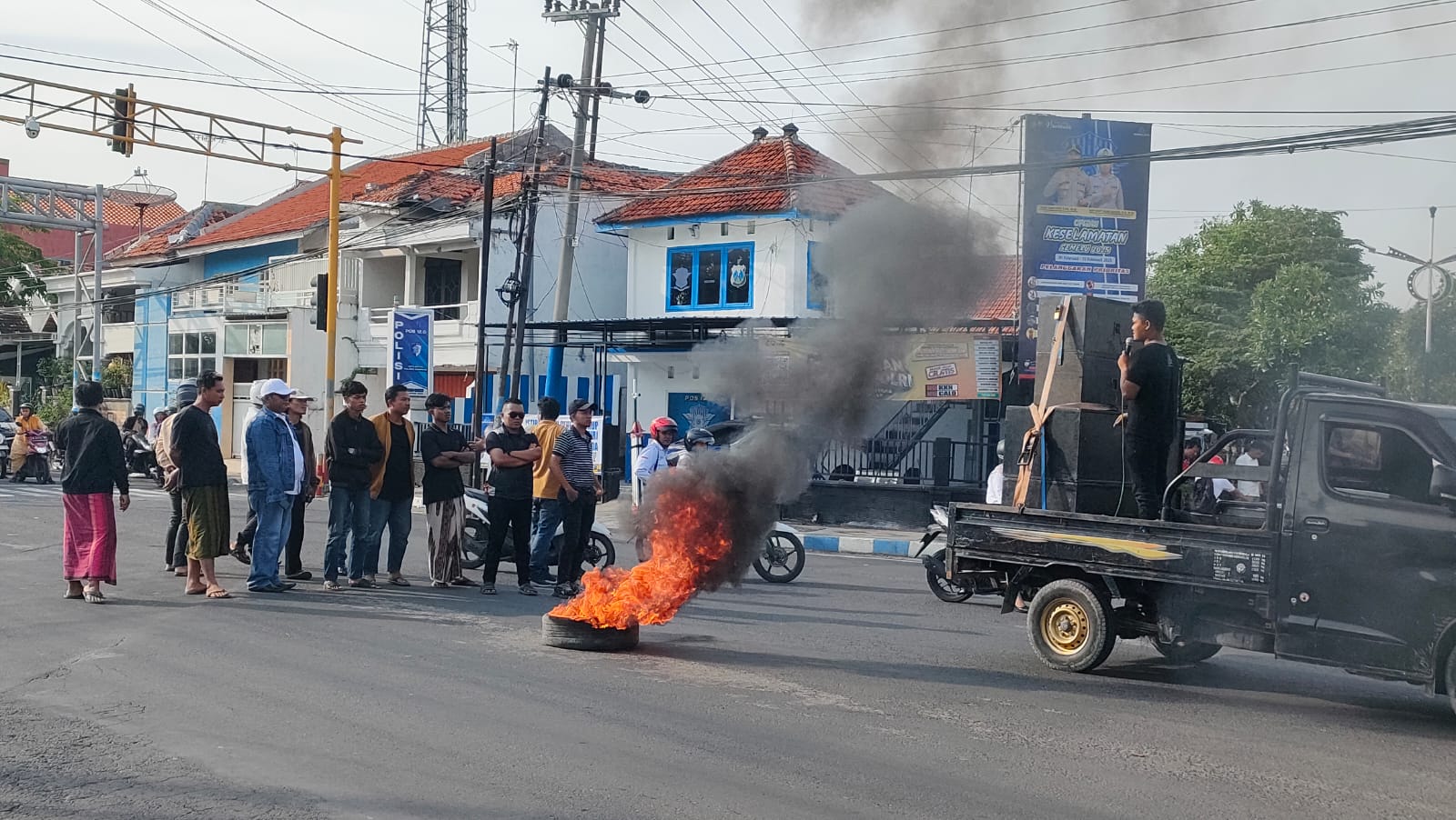 Aktivis Sampang Demo Tolak RUU TNI