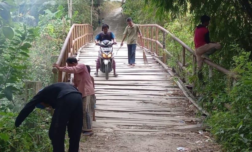 Jembatan Penghubung Dua Desa di Sampang Rusak Parah, Warga Harap Perbaikan Tahun Ini