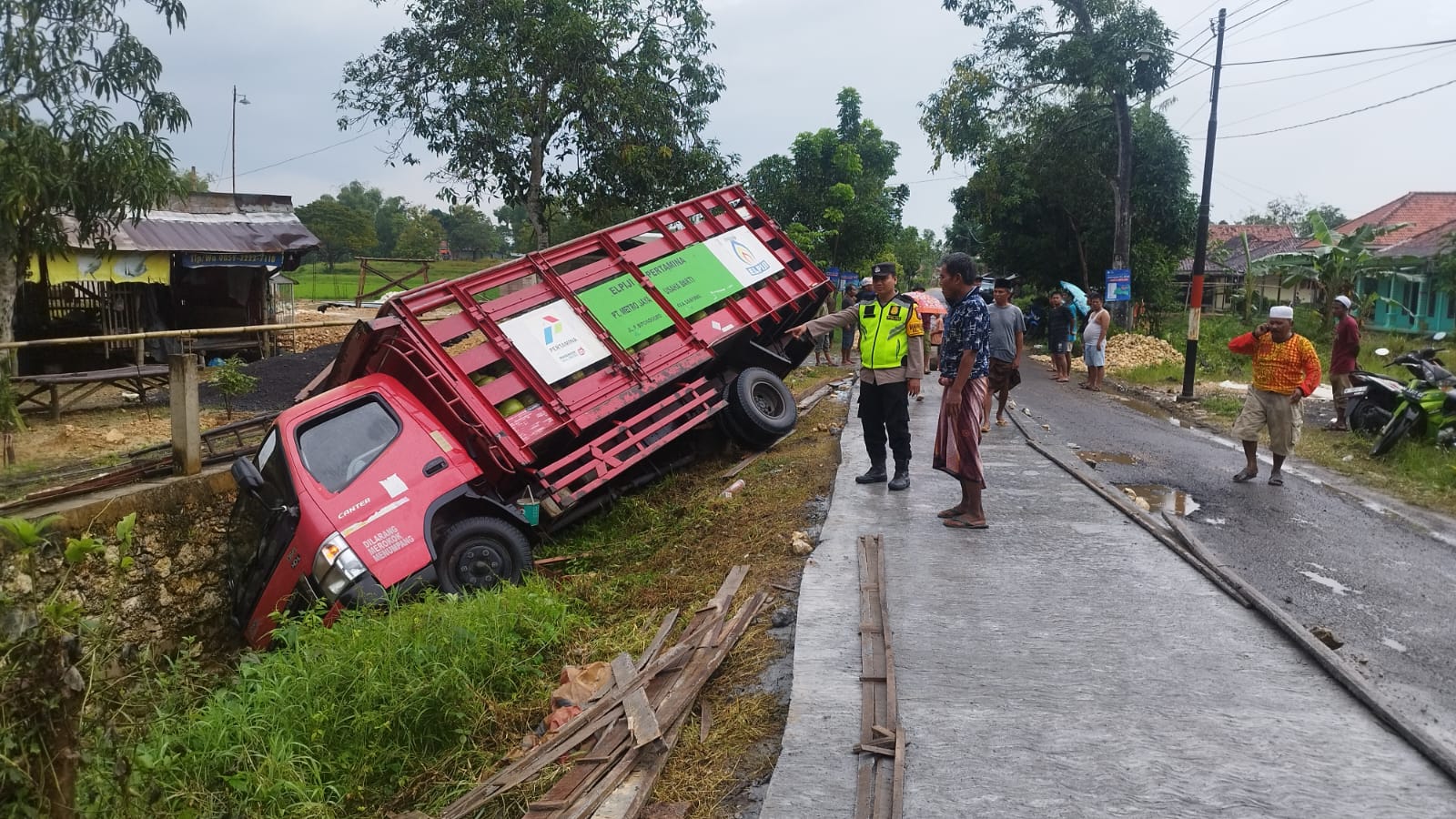 Truk Muat Elpiji Nyungsep ke Parit, Sopir Meninggal Dunia