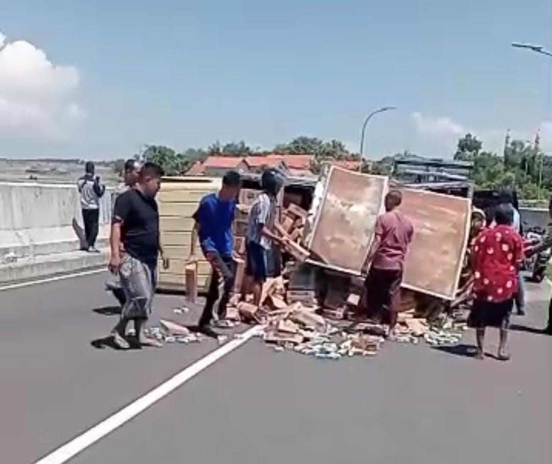 Truk Boks Terguling di JLS Sampang, Tidak Ada Korban Jiwa