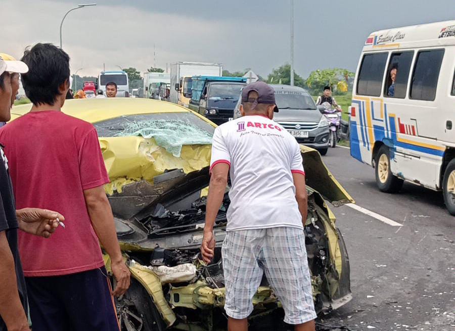Kecelakaan Brio vs Truk Fuso di JLS Sampang, Satu Orang Luka Berat