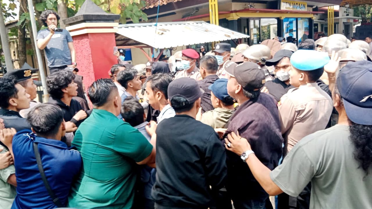 Sempat Terjadi Aksi Saling Dorong, Mahasiswa Demo Mapolres Bangkalan