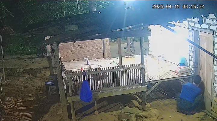 Terekam CCTV, Pria Baju Biru Bobol Toko di Sampang