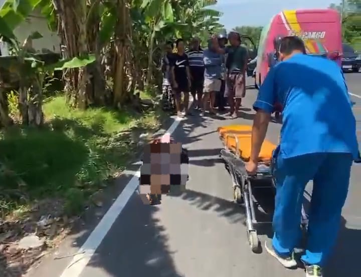 Tabrakan Motor vs Minibus di JLS Sampang, Satu Orang Tewas