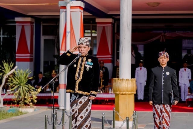 Bupati Slamet Junaidi Pimpin Upacara Peringatan Hardiknas 2025