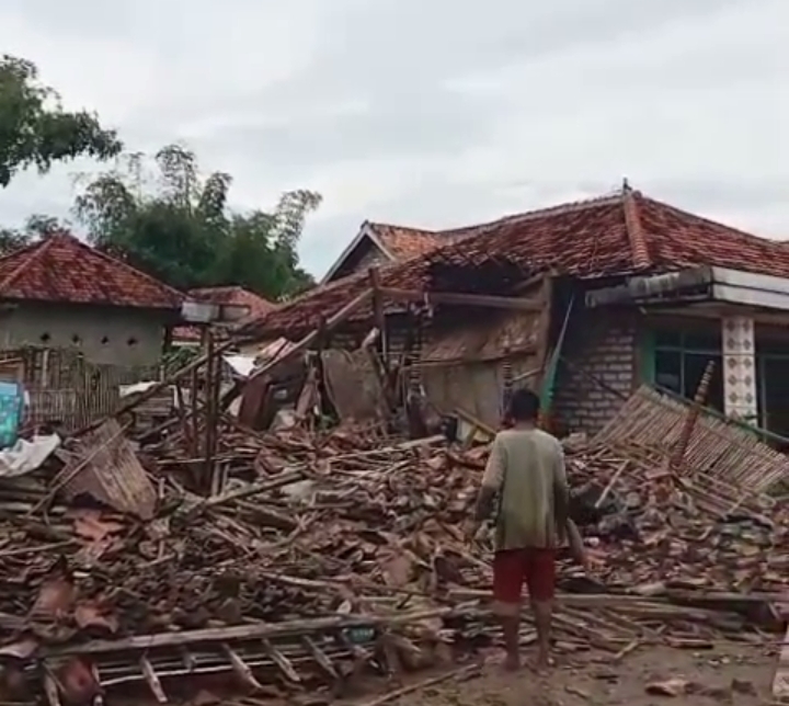 2 Rumah di Sampang Roboh Akibat Hujan Disertai Angin Kencang