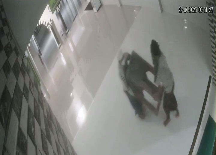 Terekam CCTV, Kotak Amal Masjid Madegan Sampang Diduga Digondol Maling