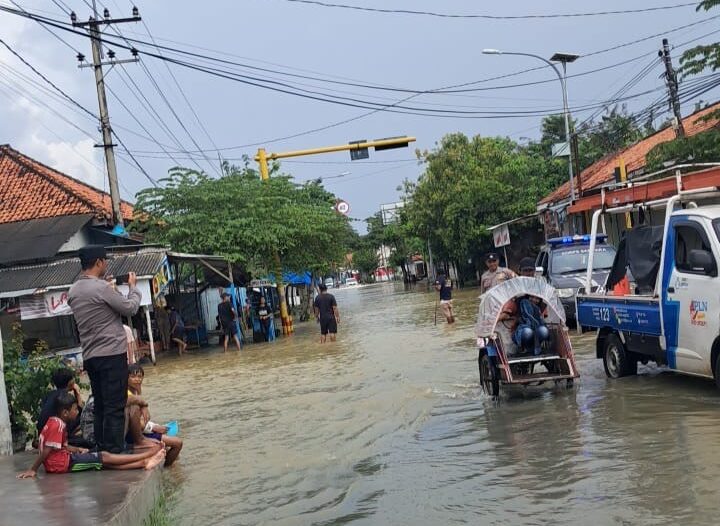 Imbas Banjir, PLN Putus Aliran Listrik Gardu K006 di Jalan Imam Bonjol Sampang