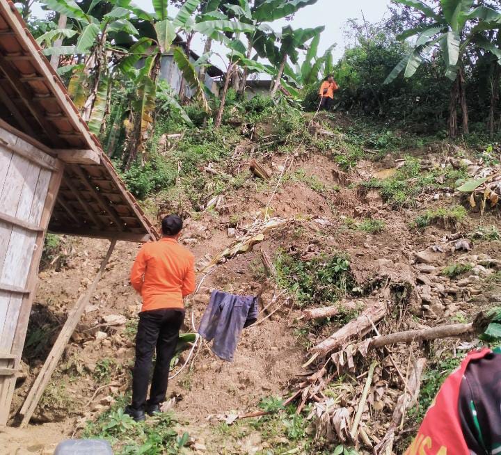Hujan Intensitas Tinggi, Tebing dan Jalan di Sampang Longsor