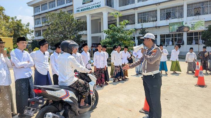 Satlantas Polres Sampang Kunjungi Pondok Pesantren Assirojiyyah Kajuk, Edukasi Tertib Berlalu Lintas