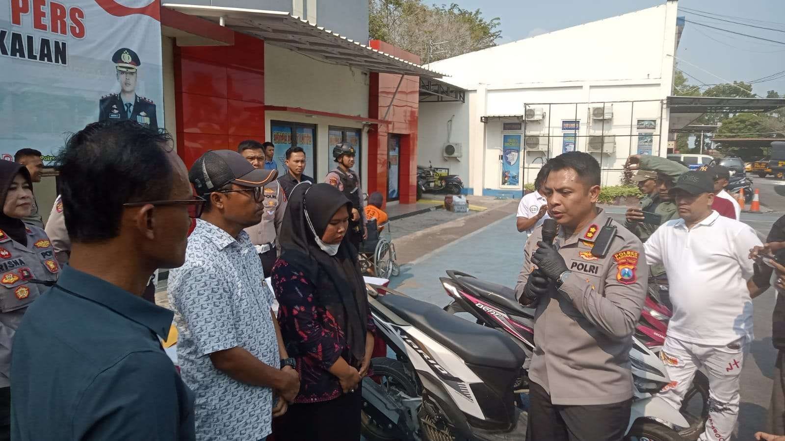 Kado Hardiknas, Kapolres Bangkalan Serahkan Motor Guru Korban Begal