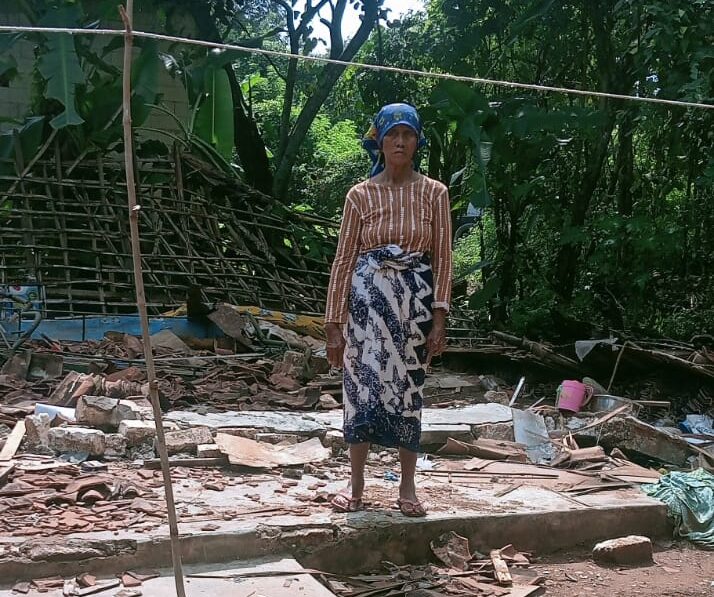 Rumah Warga di Sampang Roboh Diterjang Angin Kencang Disertai Hujan