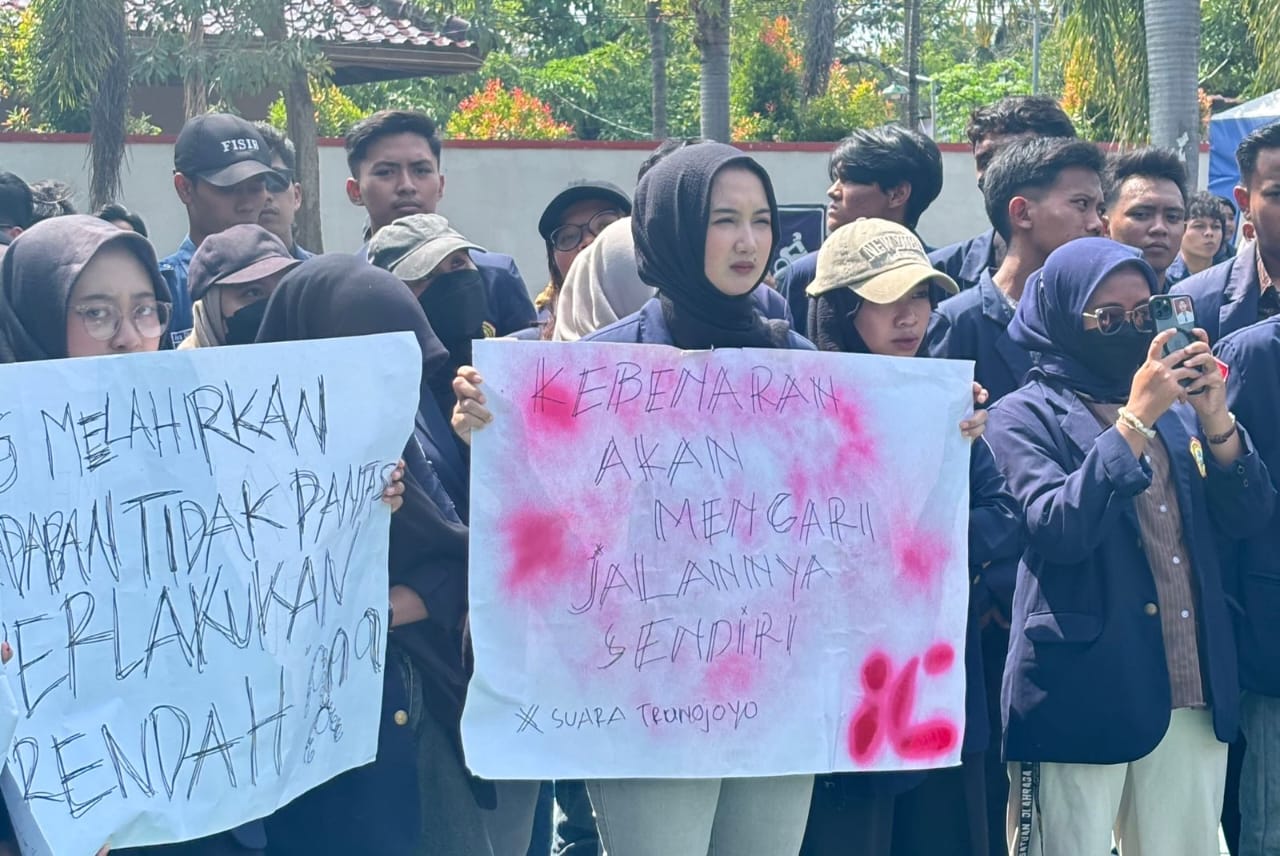 Demo di PN Bangkalan, Mahasiswa UTM Tuntut Hukuman Mati bagi Pembunuh Een Jumiati