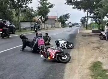 Sejumlah Pemotor Terjatuh Diduga Gegara Tumpahan Solar di Sampang