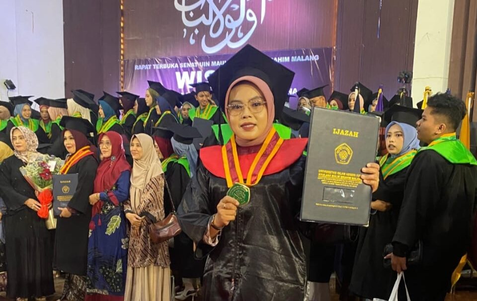 Melawan Stereotip Gender, Menembus Batas Pendidikan: Perjalanan Siti Harizah Meraih Gelar Doktor
