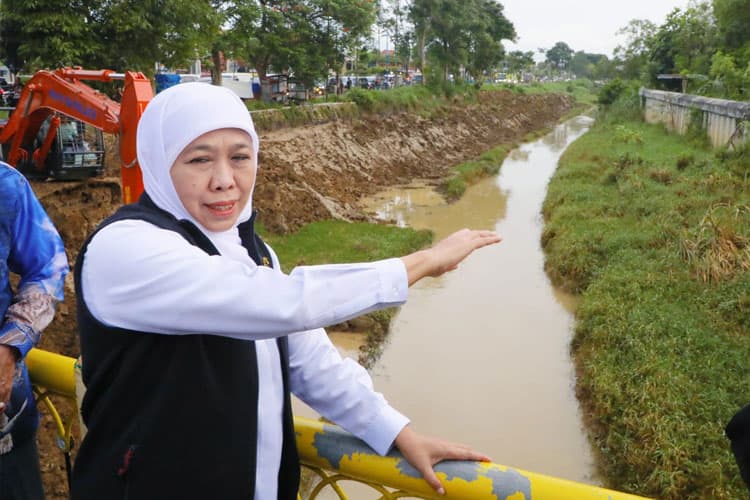 Gubernur Khofifah Tinjau Normalisasi Sungai di Pamekasan
