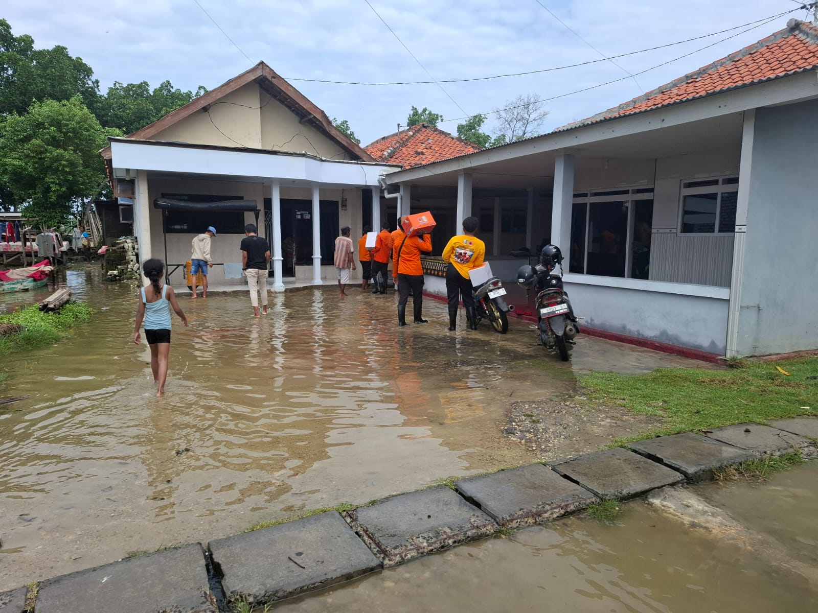 Banjir Rob Terjang Sampang, 75 Rumah Tergenang