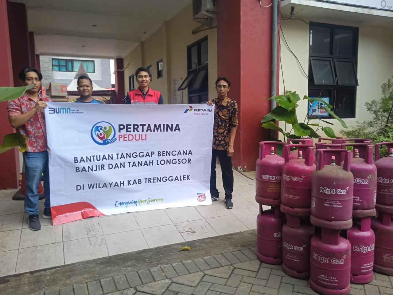 PT Pertamina Patra Niaga Regional Jatimbalinus Salurkan Bright Gas untuk Dapur Umum Banjir dan Longsor di Trenggalek