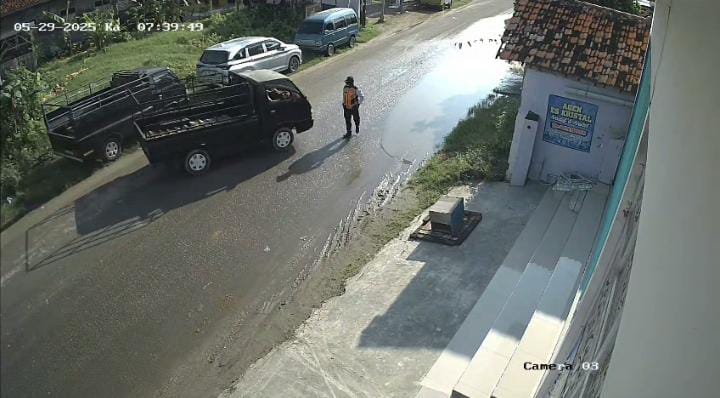 Terekam CCTV, Petugas Dishub Ditabrak Mobil Pickup Saat Bertugas