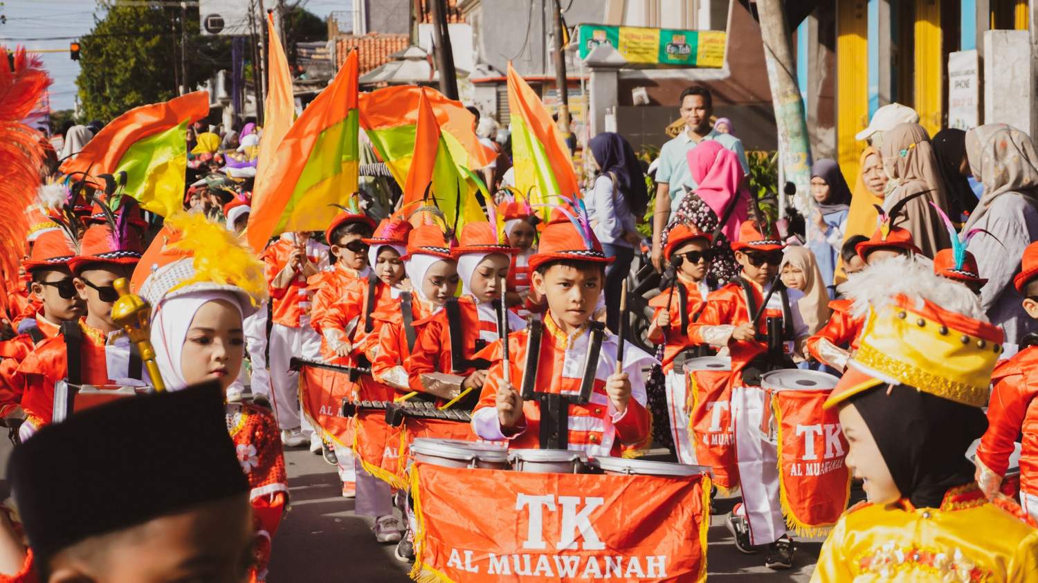 Gelar Pawai Budaya, Yayasan Pendidikan Al Muawanah Sampang Komitmen Cetak Generasi Hebat