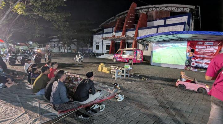 Paguyuban PKL GOR Indoor Sampang Gelar Nobar Indonesia Vs China, Pengunjung Dapat Doorprize