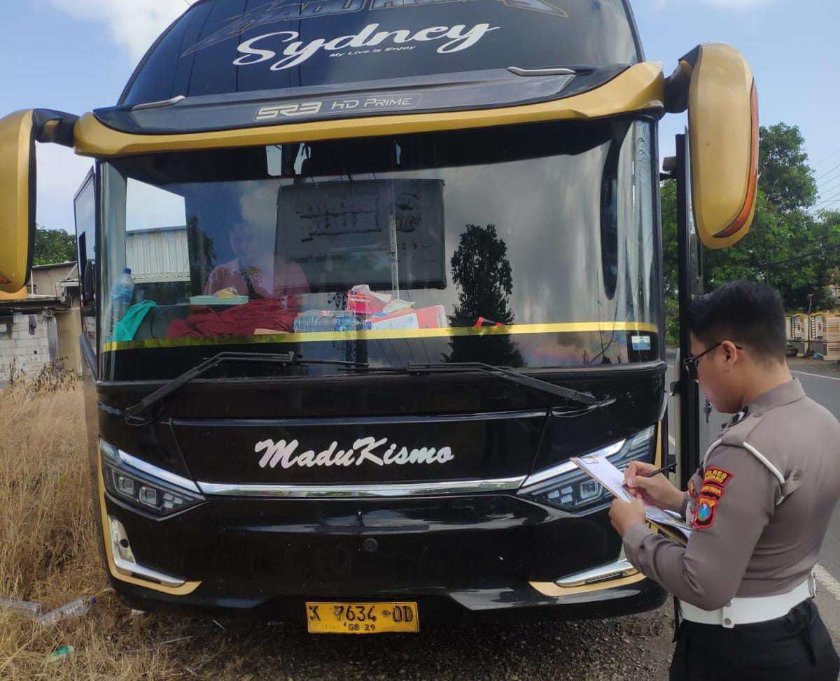 Tabrakan Innova dan Bus di Sampang, Kerusakan Capai Rp20 Juta