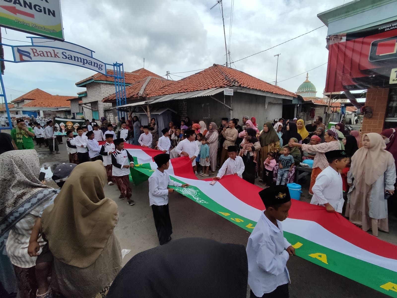 Sambut Tahun Baru Islam 1447, MWC NU Pulau Mandangin Gelar Kirab Santri