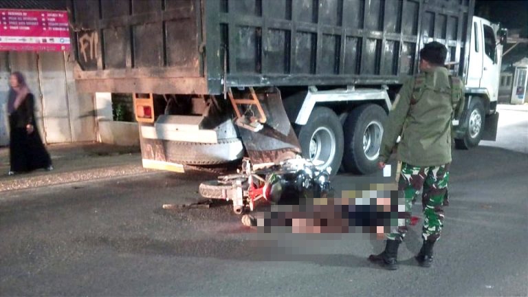 Kecelakaan di Sampang, Pemotor Tabrak Truk Tronton Parkir