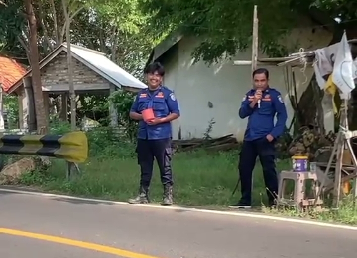 Lucu, Petugas Damkar di Sampang Bantu Warga Minta Sumbangan untuk Masjid