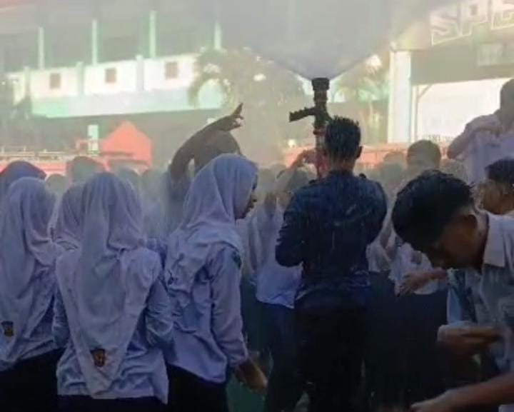 Trend Kelulusan Pelajar di Sampang: Joget di Bawah Guyuran Air Damkar