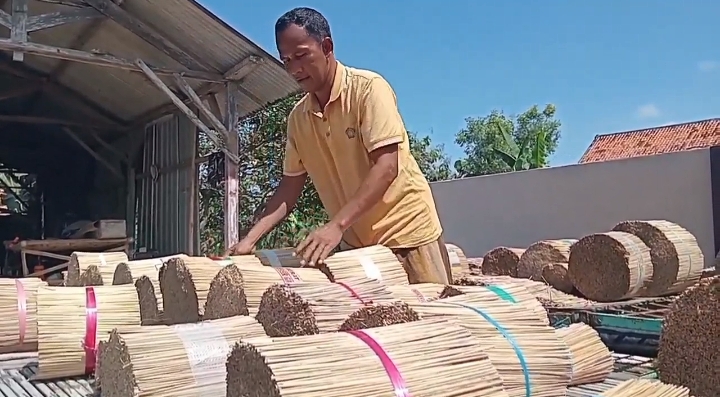Jelang Idul Adha, Perajin Tusuk Sate di Sampang Banjir Pesanan