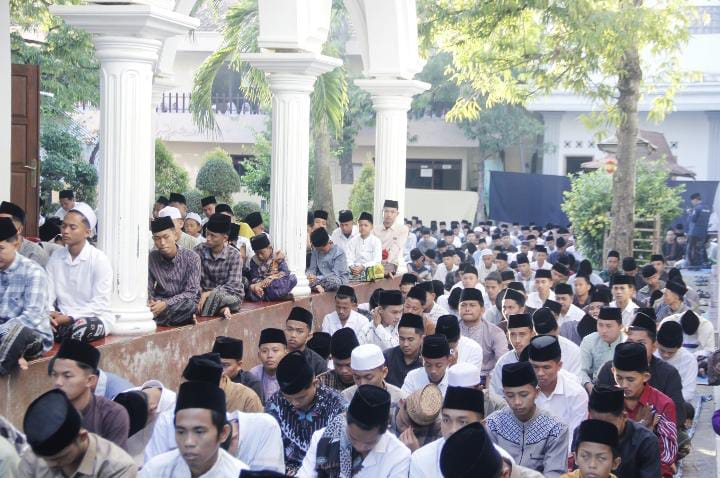 Ribuan Santri Ponpes Assirojiyyah Kajuk Sampang Shalat Idul Adha, Ini Pesan Kiai Atho’ulloh