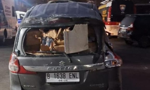 Mobil Ertiga Muat Rokok Ilegal Tabrak Rumah di Bangkalan