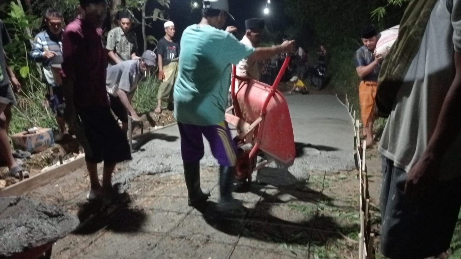 8 Tahun Rusak, Warga Sampang Swadaya Perbaiki Jalan Desa