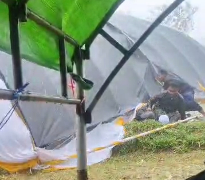 Tenda Pernikahan di Sampang Porak-poranda Diterjang Angin Kencang