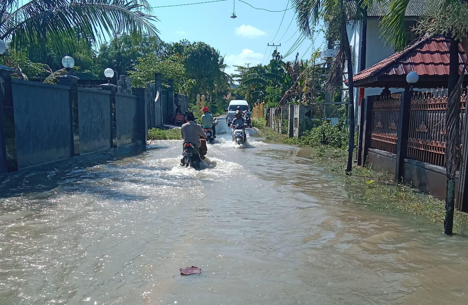 Saluran Tersumbat, Air Genangi Jalan Dharma Camplong Sampang