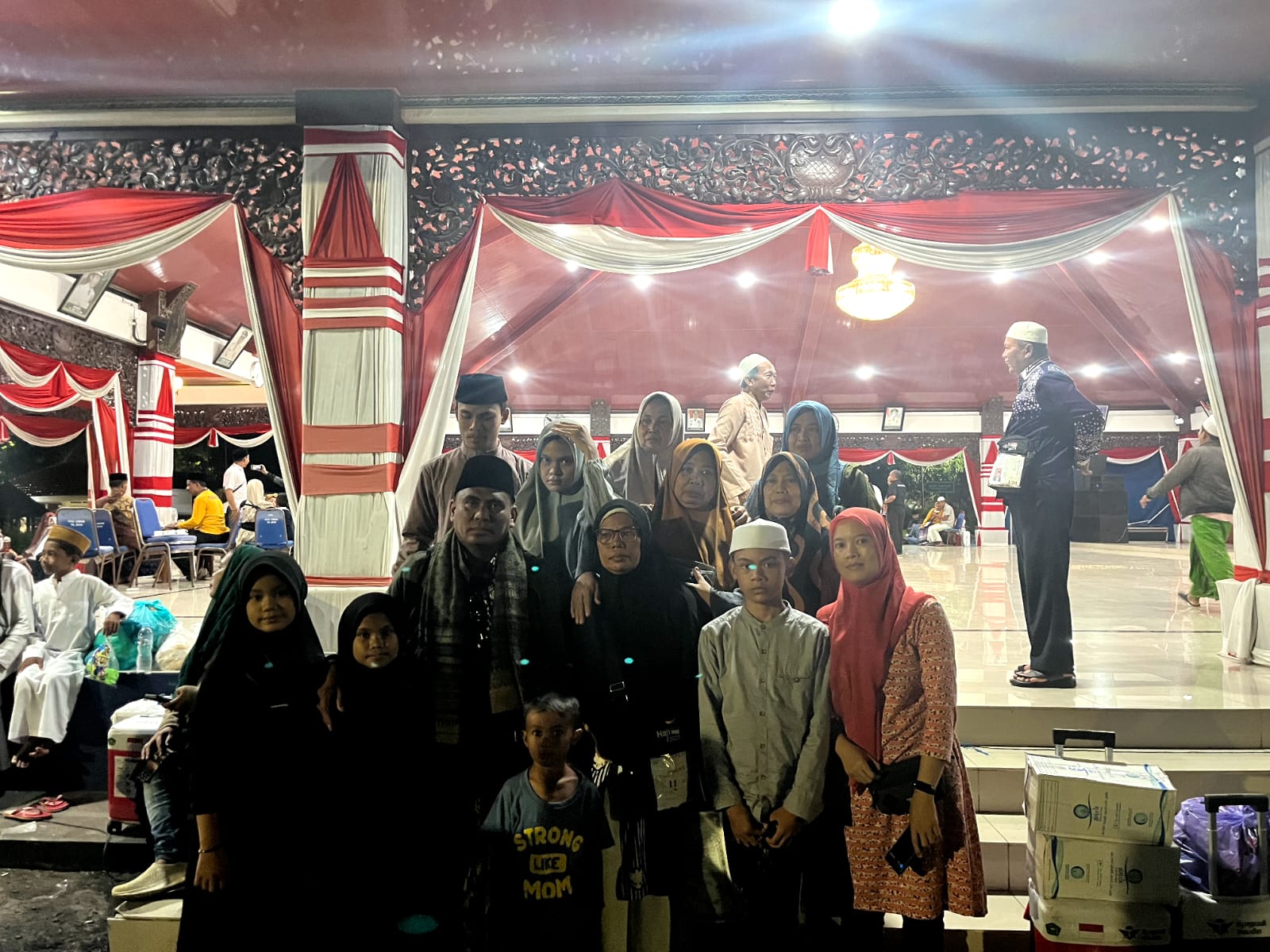 Tiba di Sampang, Jemaah Haji Sampang Disambut Hangat Keluarga