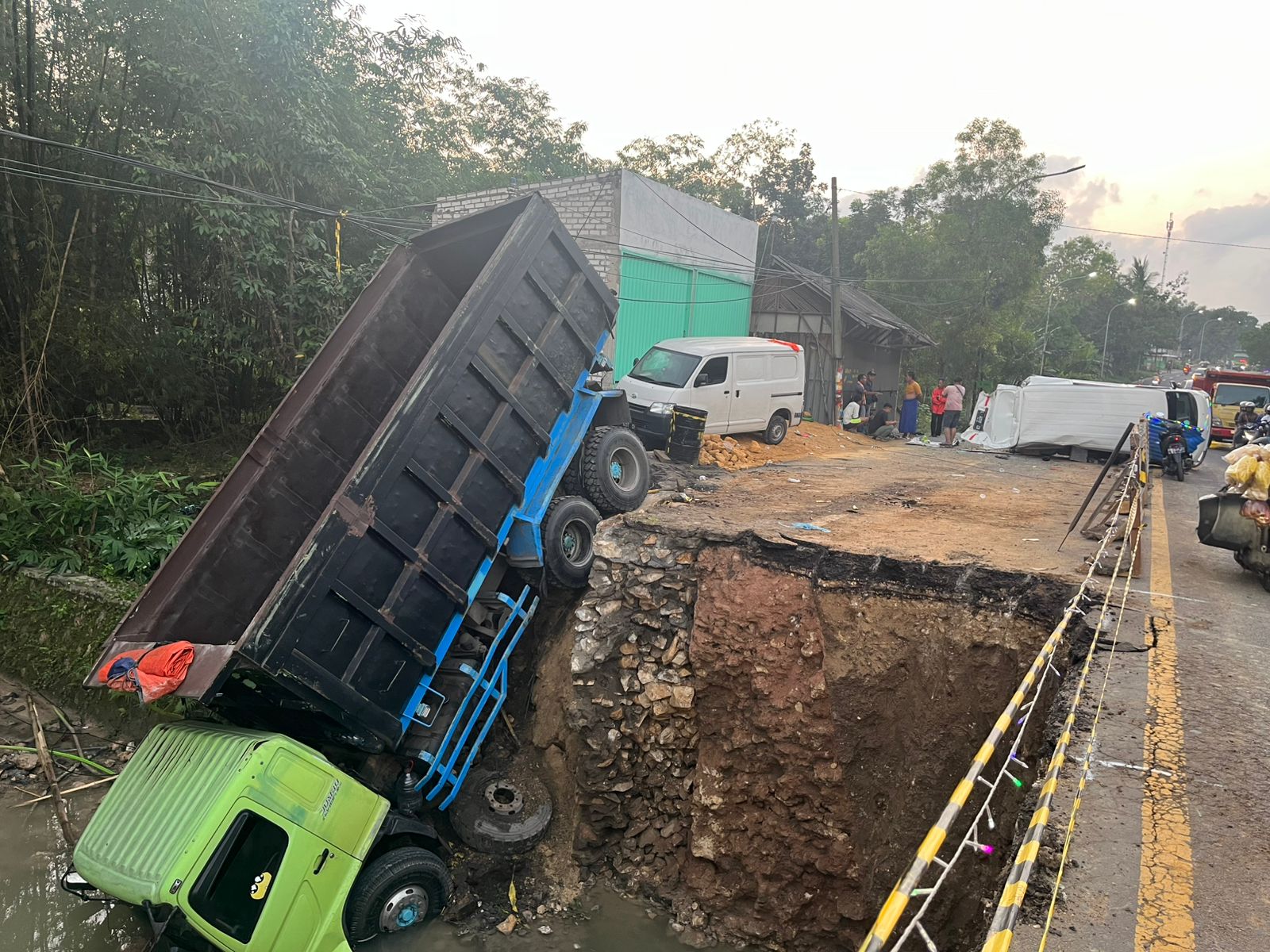 Jembatan Tanah Merah Bangkalan Diperbaiki, 2 Kecelakaan Beruntun Terjadi dalam 3 Jam