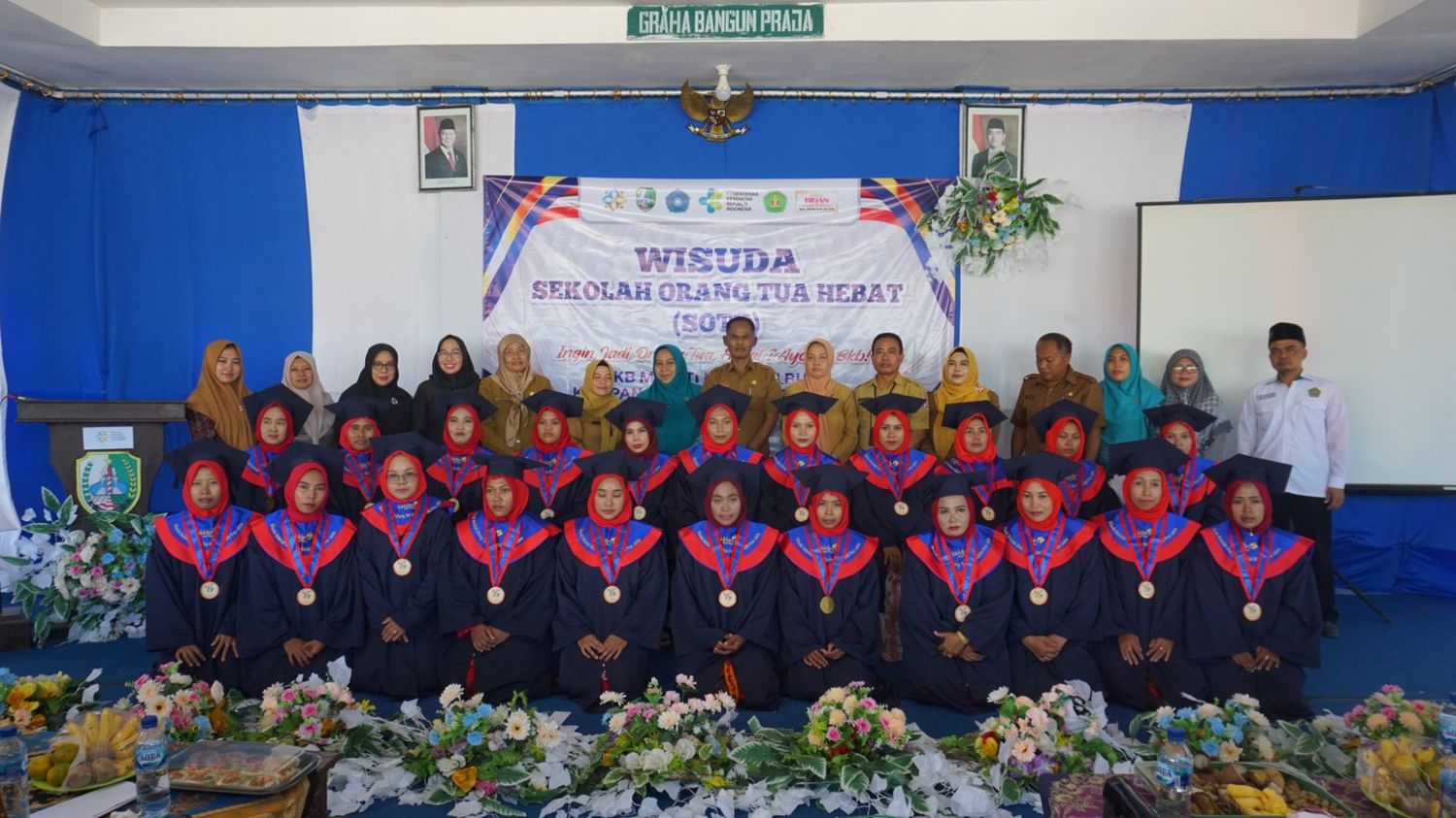 Lulus Sekolah Orang Tua Hebat, Puluhan Ibu Rumah Tangga di Sampang Diwisuda