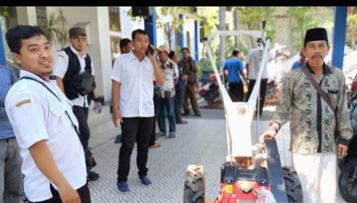 Disperta KP Sampang Serahkan Bantuan 59 Hand Traktor ke Kelompok Tani