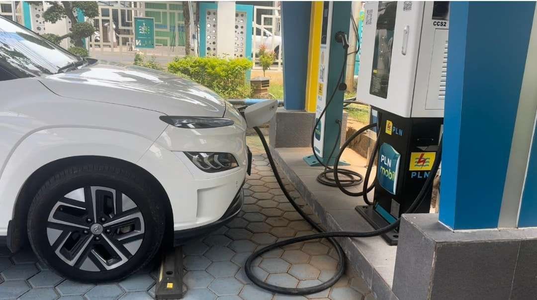 PLN Sampang Sediakan 2 Titik Charging untuk Kendaraan Listrik