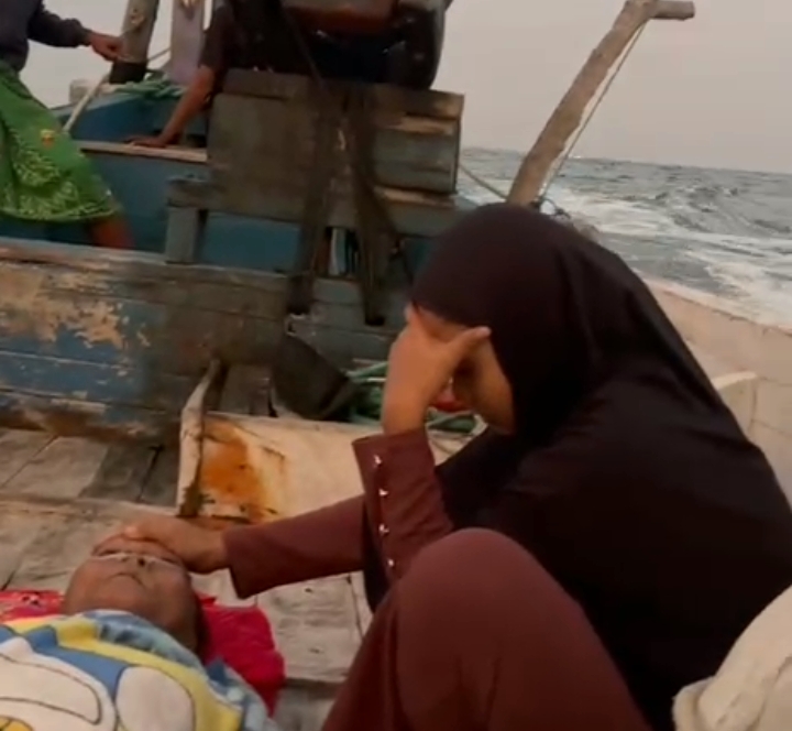 Ambulans Laut Tak Beroperasi, Pasien Kritis di Sampang Dirujuk Naik Perahu Kecil