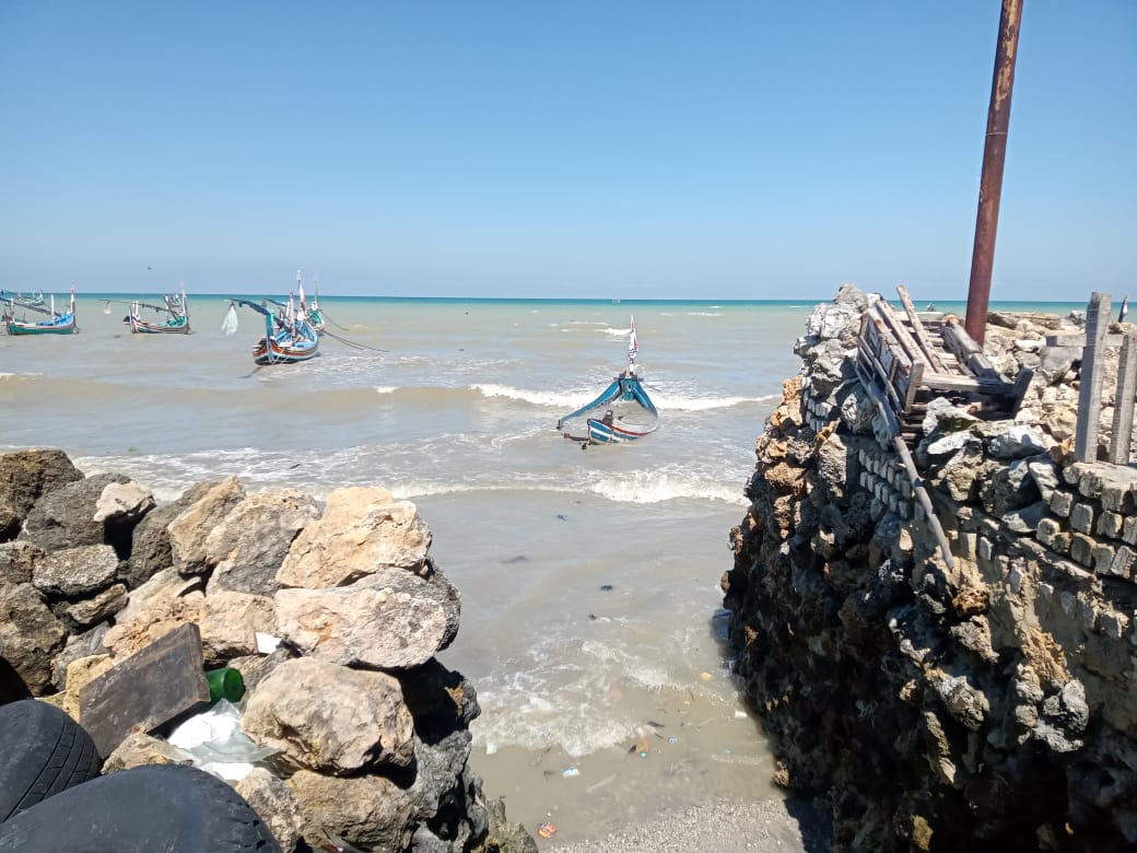 Dihantam Ombak Besar, Perahu Nelayan di Sampang Hancur