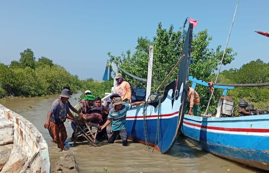 Perahu Terbalik, 2 Nelayan Sampang Selamat Berpegangan LPG 3 Kg dan Kaleng Cat 20 Kg