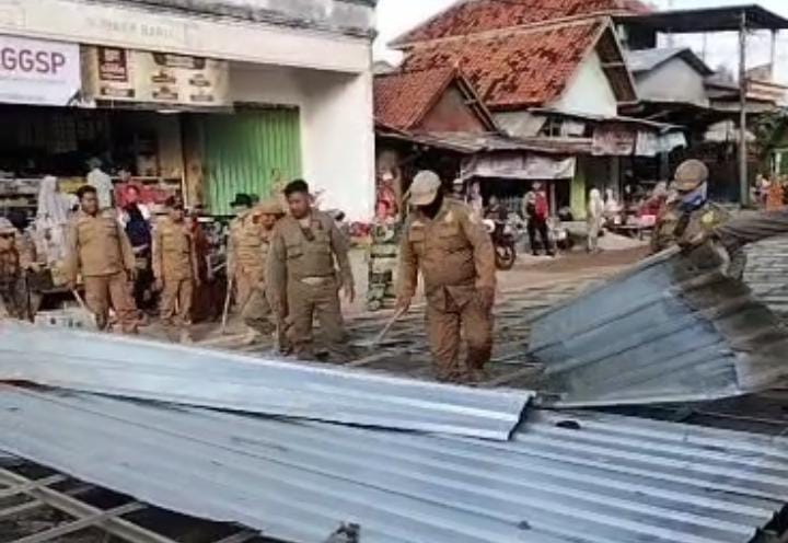 Deretan Lapak di Luar Pasar Srimangunan Dibongkar, Ini Alasan Satpol PP Sampang