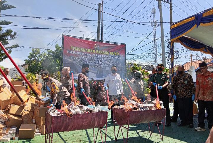 Kejari Sampang Musnahkan Ratusan Ribu Barang Bukti Narkotika Hingga Judol